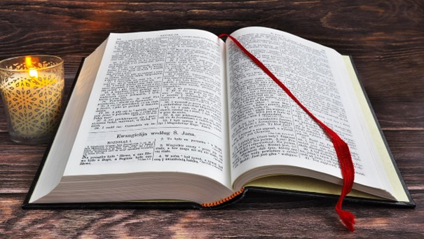 Bible ouverte, éclairée d'une lumière douce